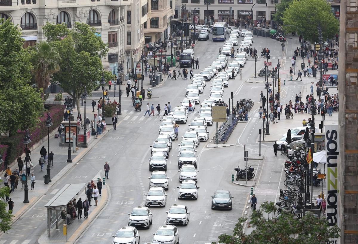 Cientos de taxis se manifiestan en València para exigir la regulación de las VTC.