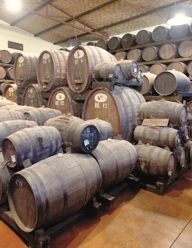 Barricas de vino en la histórica bodega Contini, en Cabras (Oristano).