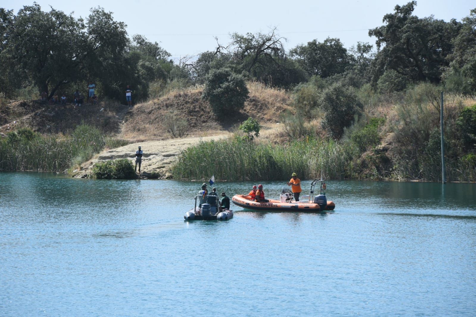 Buzos de la Guardia Civil se suman a la búsqueda del joven desaparecido en el Lago Azul