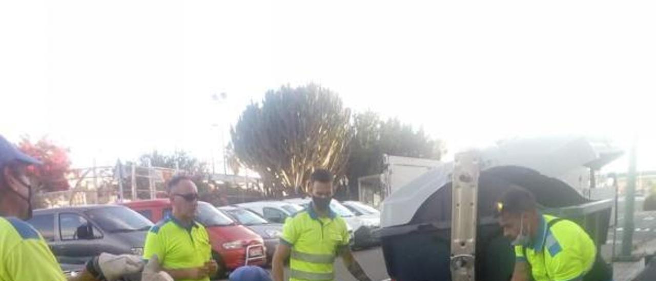 Trabajadores de Limpieza retiran y limpian los restos de un contenedor quemado. | | LP/DLP