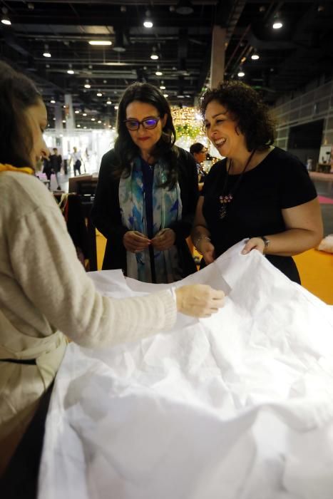 Mónica Oltra visita el puesto de la Escola d'Indumentària Tradicional Cànem en la Feria Fiesta y Boda