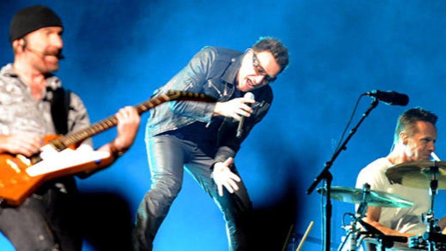 Bono cantando durante un concierto.