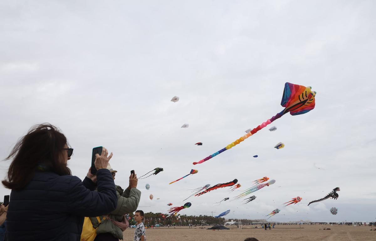 El Festival de Cometas llena de color la playa del Cabanyal de València