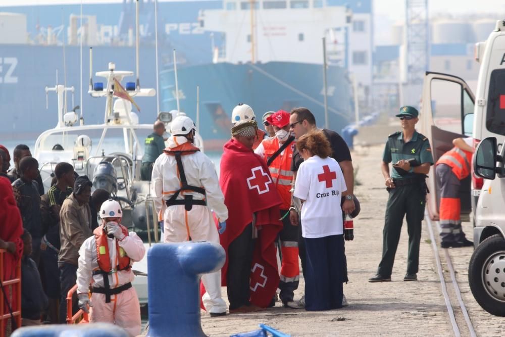 Rescatan a los 56 ocupantes de una patera en el Mar de Alborán