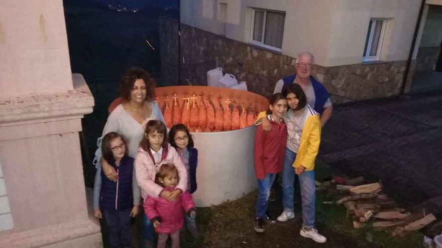 Preparativos de la costillada de ayer en Carrandi, en Colunga.