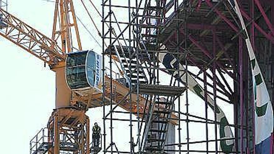 Dos operarios trabajan en el viaducto de la Concha de Artedo.