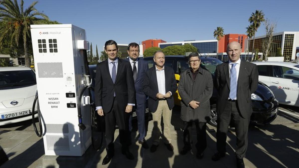 Antoni Poveda y Lluís Tejedor,  junto con representantes de las empresas Nissan, Renault y BMW, durante la inauguración de la electrolinera de El Prat.