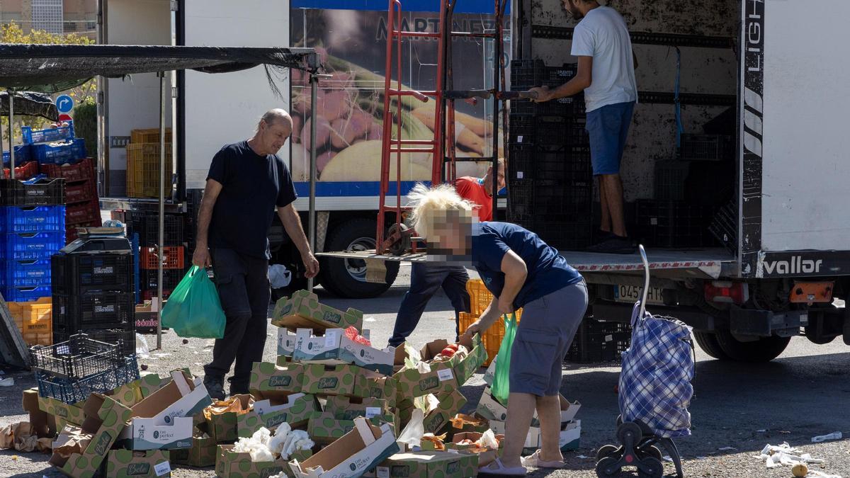 Cuando la necesidad te obliga a recoger los desechos en el mercadillo de la Calle Teulada en Alicante