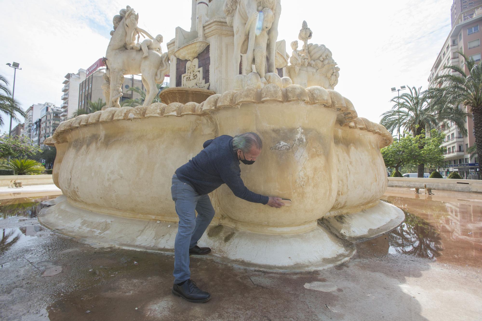 Así limpia a mano la fuente de Luceros de Alicante un espontáneo