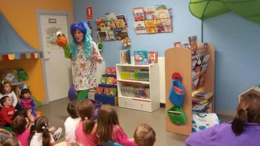 Actuación de una cuentacuentos, hace unos días en el colegio de Canide al inaugurar la nueva biblioteca.