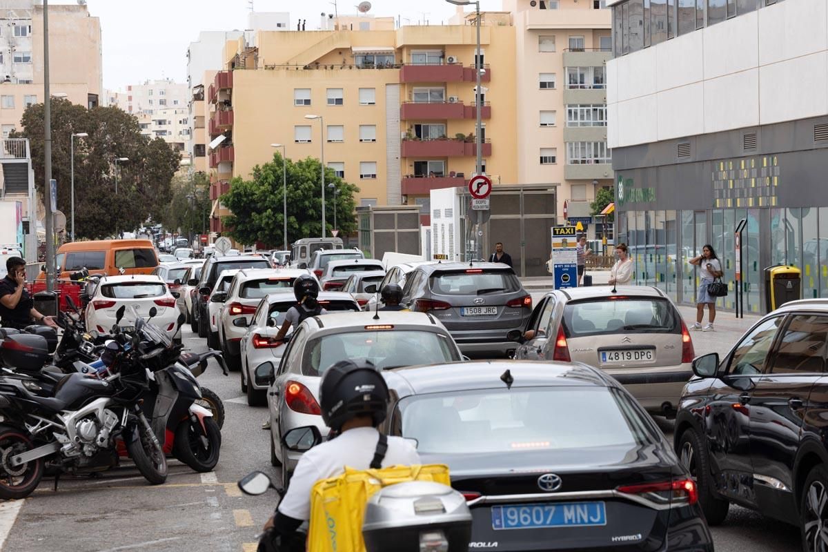 Todas las imágenes del atasco que colapsa la ciudad de Ibiza