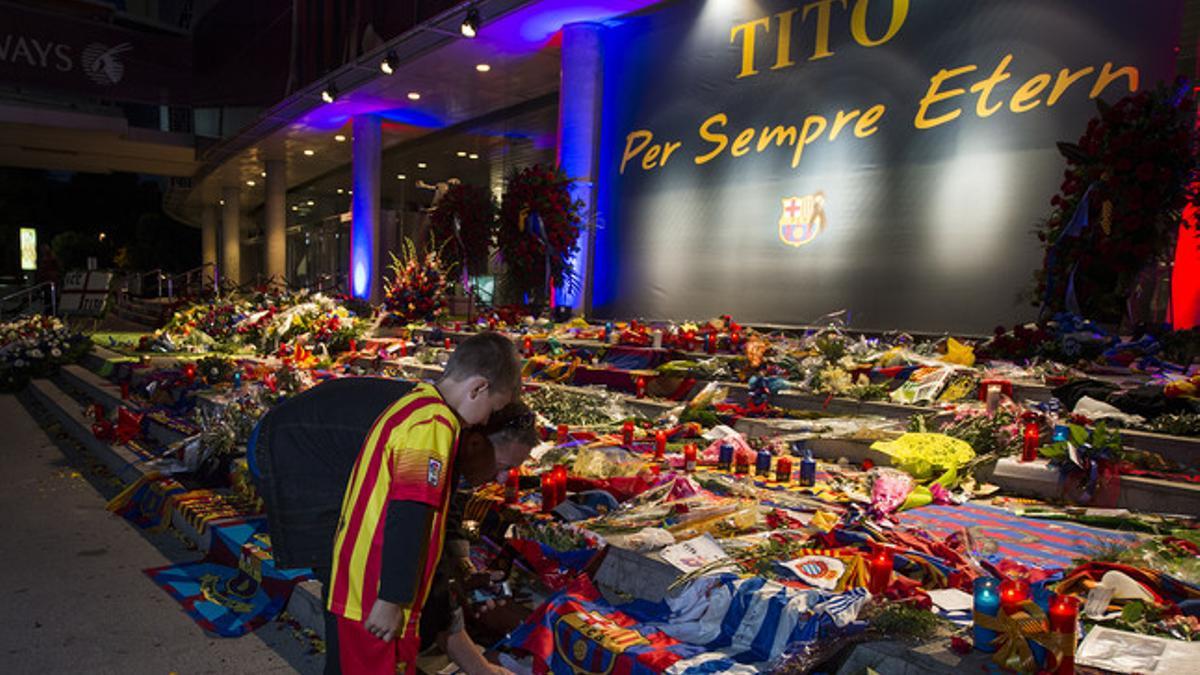 Seguidores azulgrana y del mundo del futbol rinden homenaje al exentrenador azulgrana Tito Vilanova.