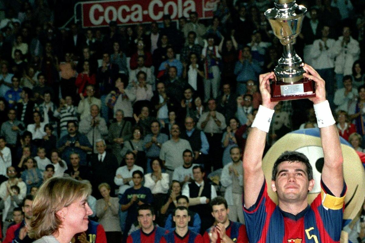 Masip alza la Champions ante la mirada de la entonces Infanta Cristina