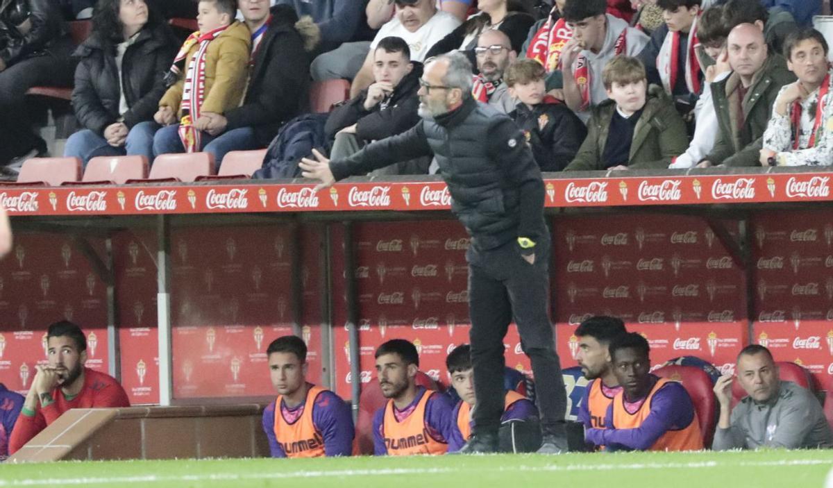 Álvaro Cervera da indicaciones desde el área técnica del CD Tenerife. | AGENCIA LOF