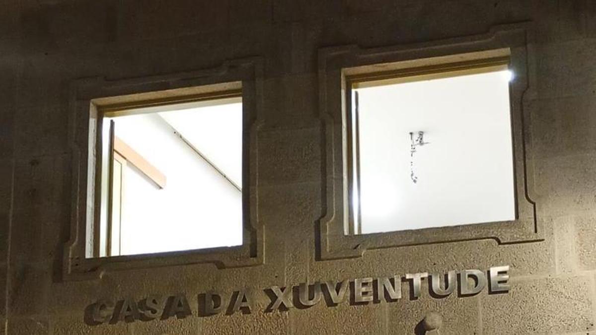 La Casa da Xuventude, con las luces encendidas en la madrugada del sábado al domingo.
