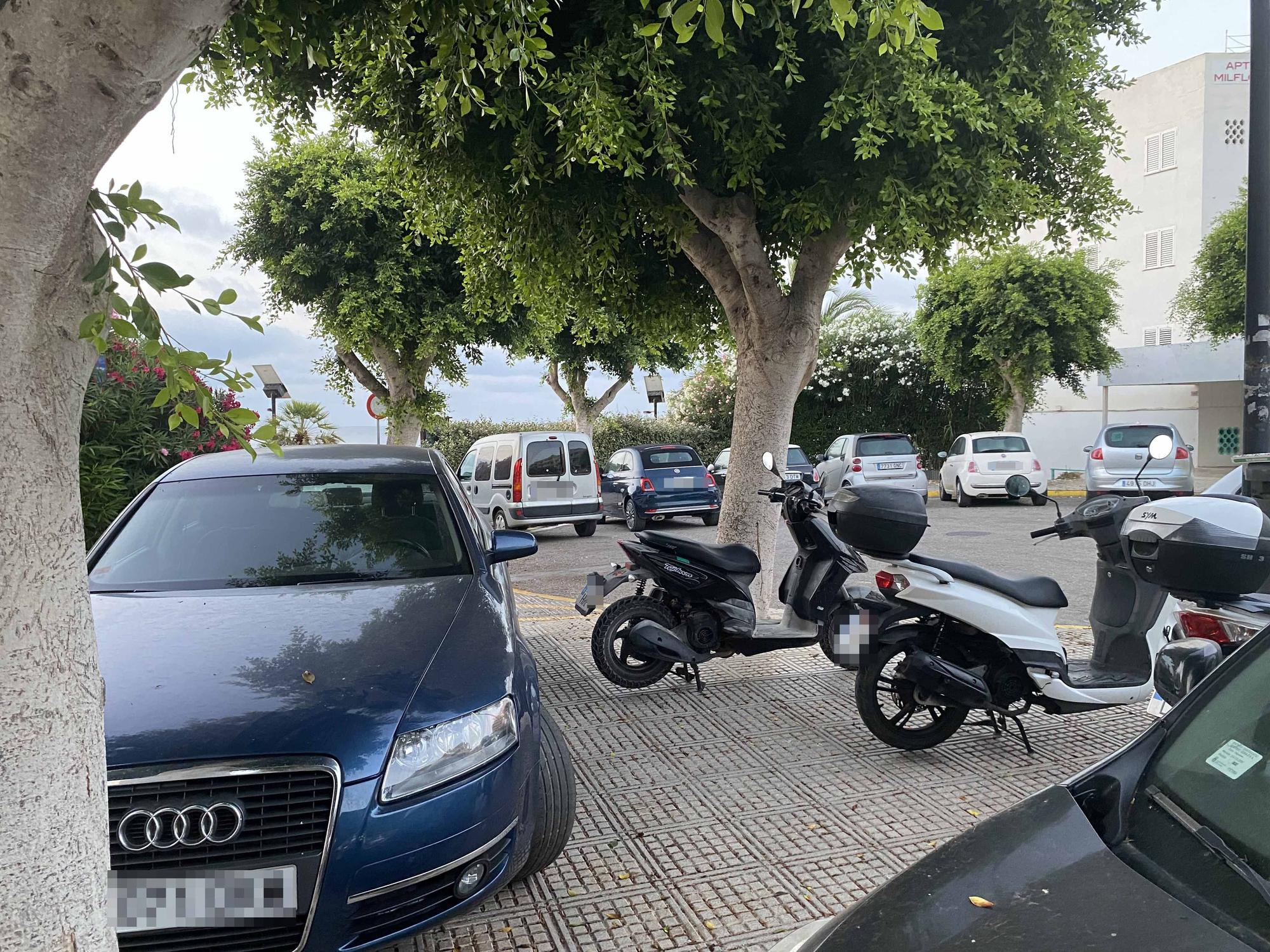 Galería: Suciedad y coches mal aparcados en las aceras en Platja d'en Bossa
