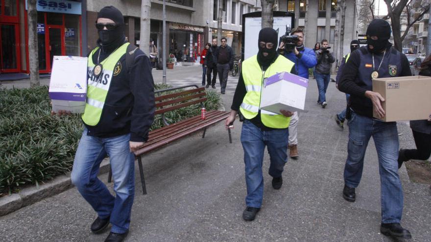 Els agents de Duanes durant la intervenció del 13 de febrer de 2013 que va fer esclatar el cas Manga · Diari de Girona