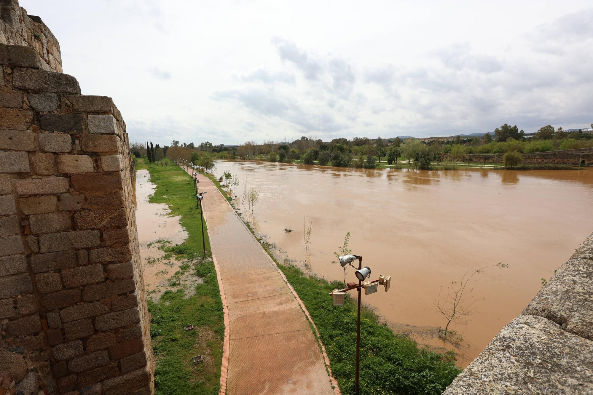 Así de crecido pasa el caudal del río Guadiana por Mérida