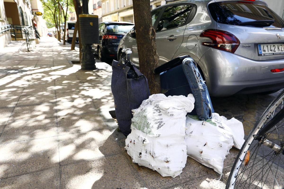 Cada día, en las aceras, plazas y vías, se acumulan excrementos y orines de perros, e incluso de personas, que nadie recoge, y ese pequeño gesto se traduce en suciedad, malestar, olores, costes adicionales y deterioro del espacio público.