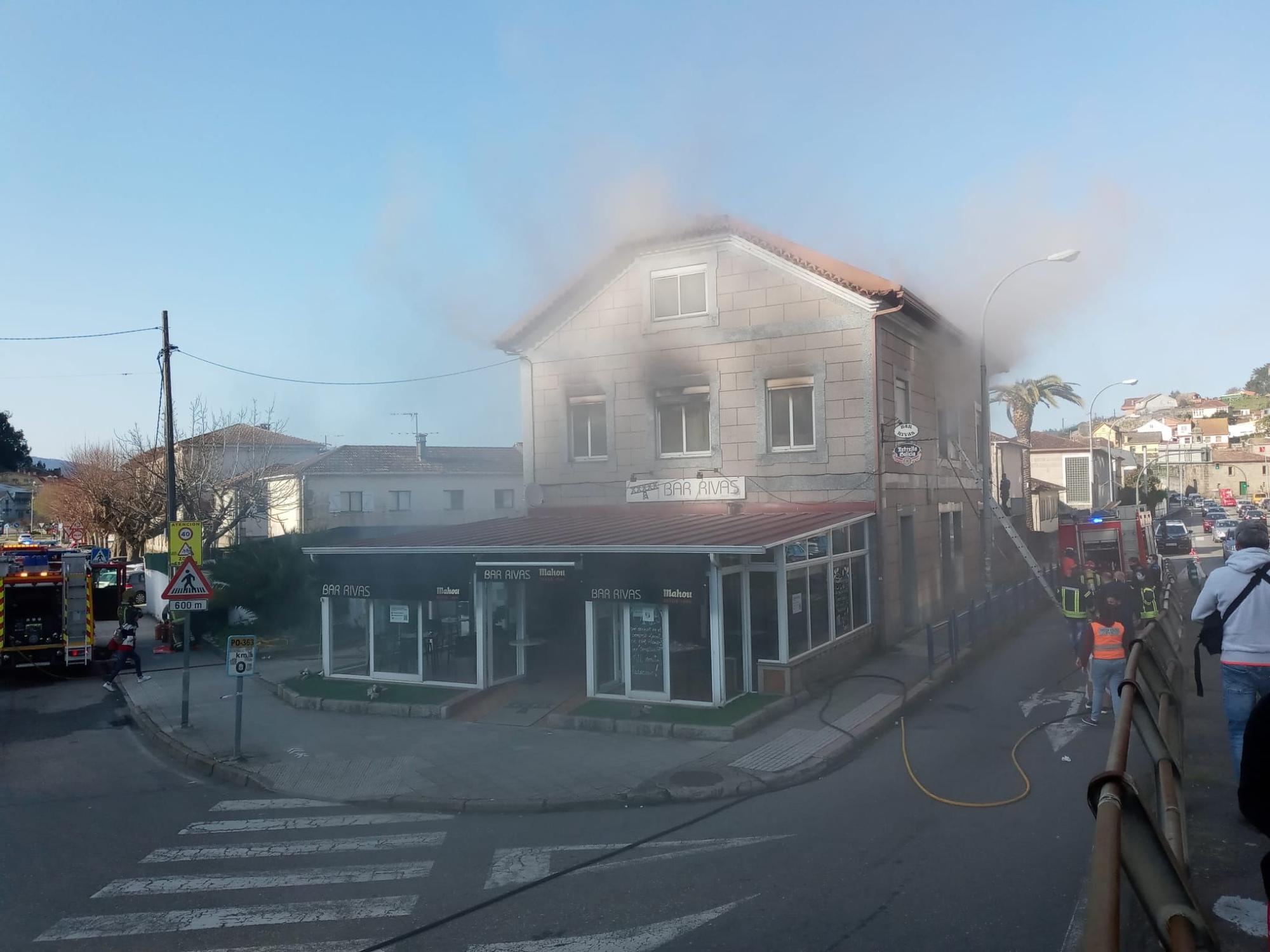 Espectacular incendio en el centro de Redondela