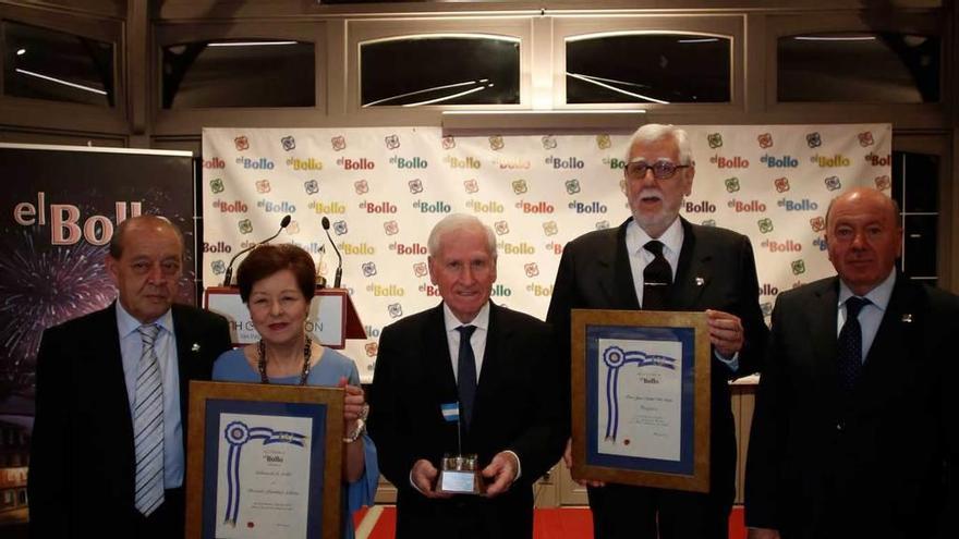 Por la izquierda, Aníbal y Angelita Carrillo, miembros de la Cofradía del Bollo; Marino Soria; Juan Wes, y Benjamín Lebrato, el sábado, durante la cena tradicional de la Cofradía del Bollo.