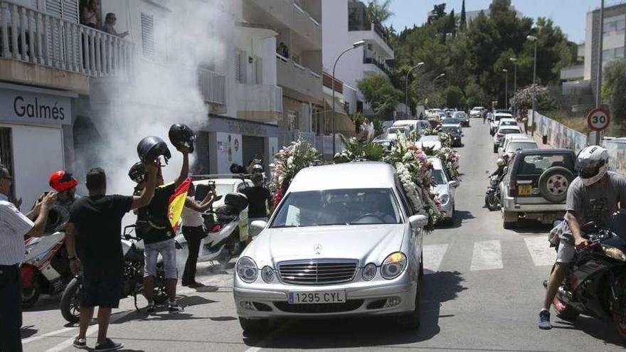 El coche fúnebre con los restos de Ángel Nieto recorre las calles de Ibiza entre moteros.