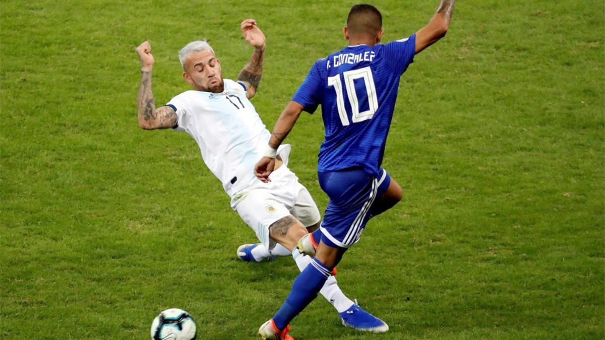 Otamendi, al corte de un balón en un partido de la Copa América 2019