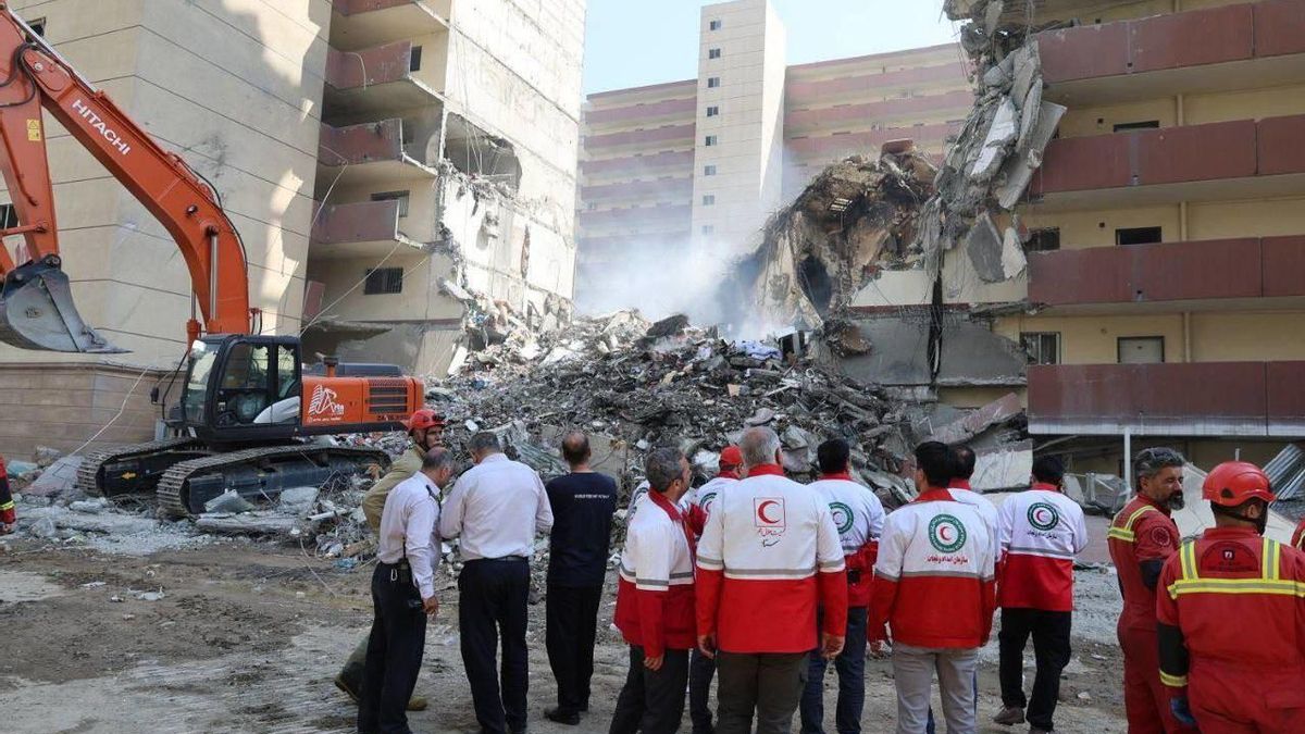Un equipo de rescate tras un ataque israelí en la capital de Irán, Teherán.