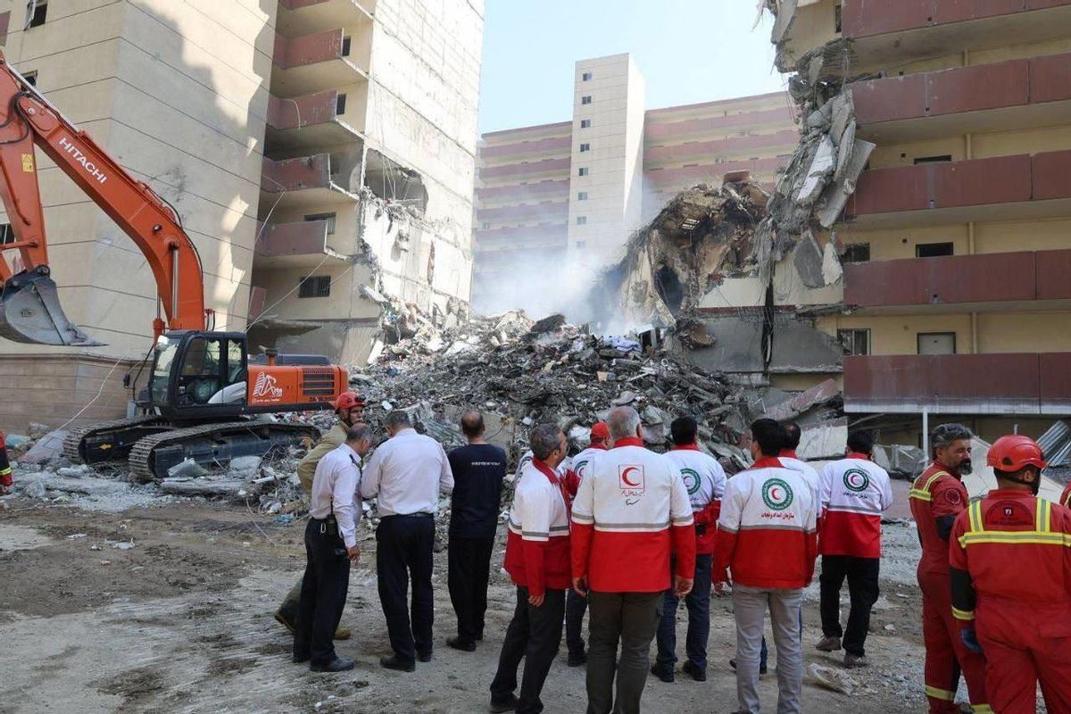 Un equipo de rescate tras un ataque registrado en la capital de Irán, Teherán