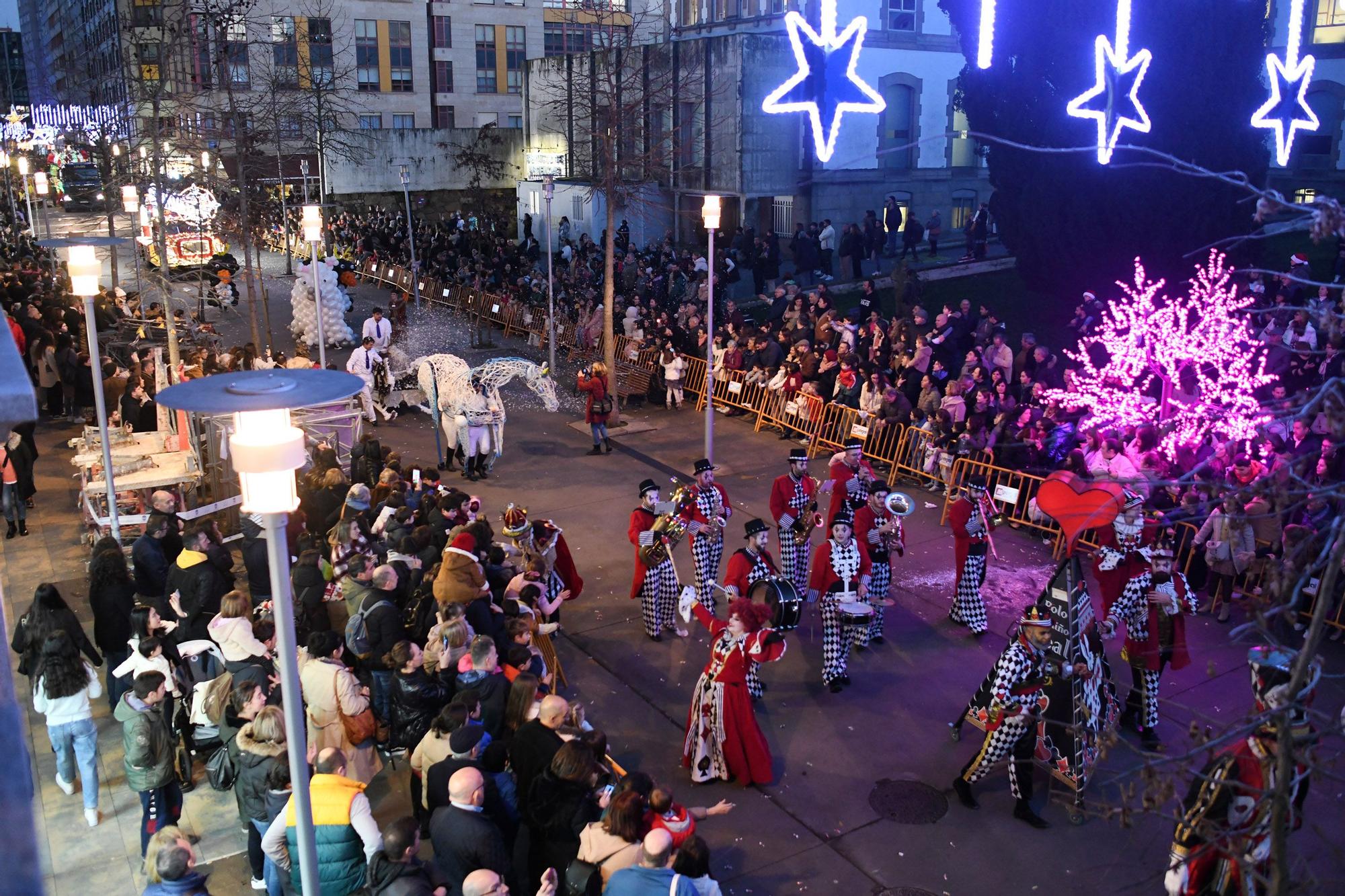 Pontevedra abarrota las calles para recibir a Melchor, Gaspar y Baltasar