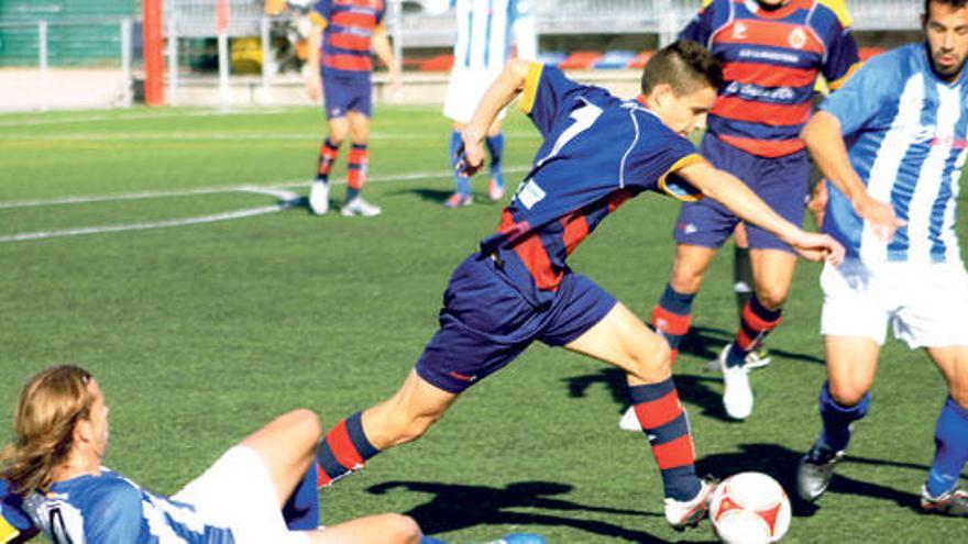 Álex Moreno avanza con la pelota en un partido contra el Atlético Baleares jugado en Llagostera la pasada temporada.