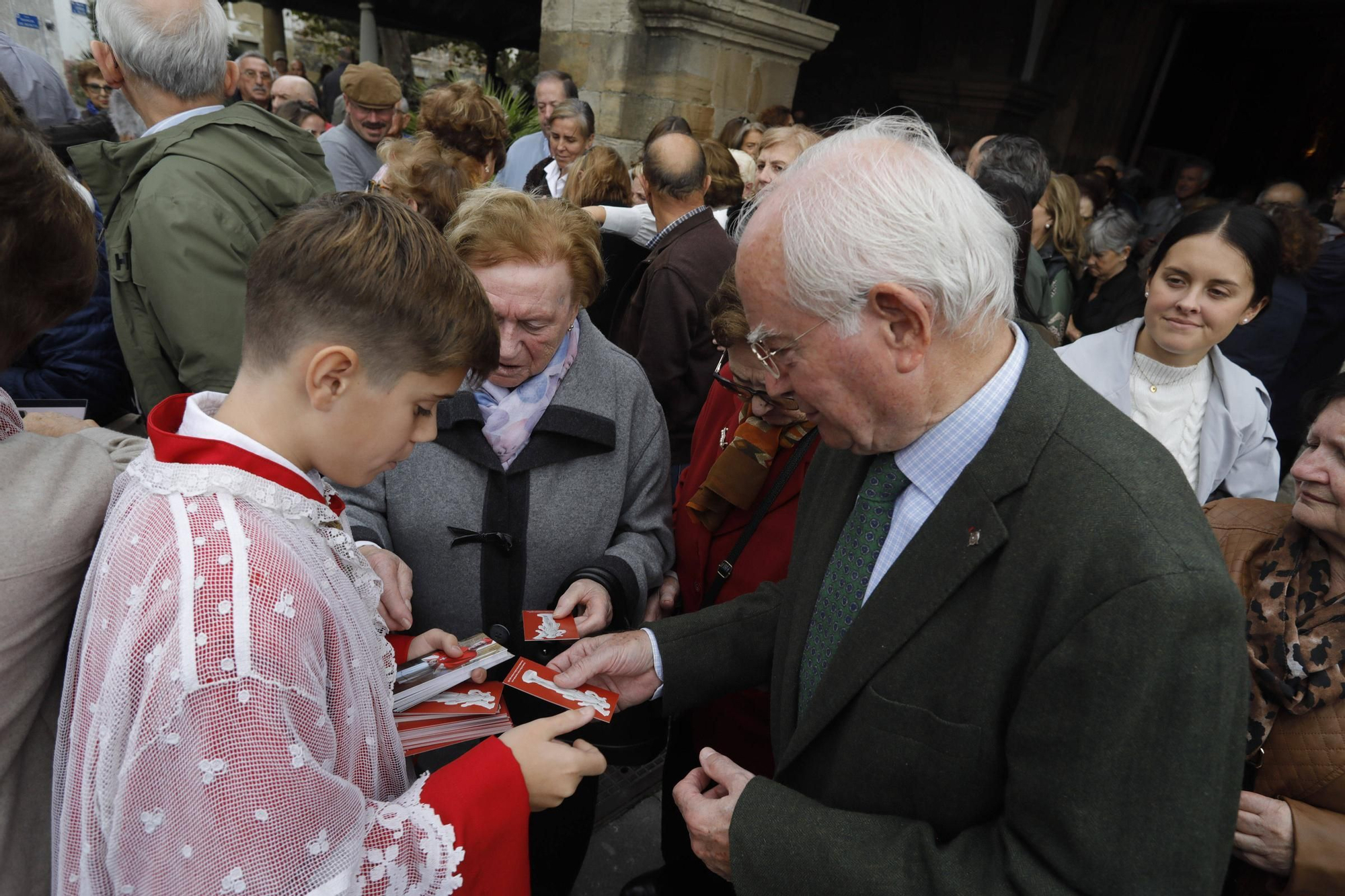 El cardenal Ángel Fernández Artime oficia la primera misa cardenalicia de Gozón en el día de Todos los Santos en la parroquia de Santa María de Luanco