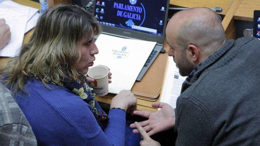 Carmen Santos conversa con Luís Villares en un pleno de febrero. // Xoán Álvarez