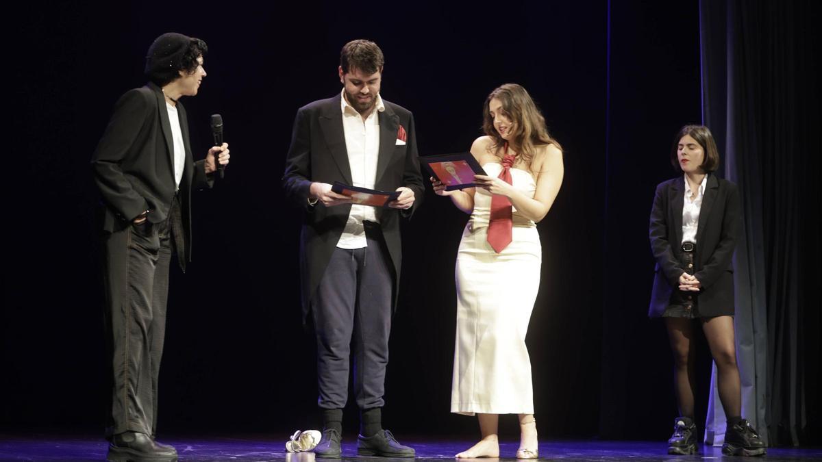 Las dos dramaturgas, junto a los presentadores.