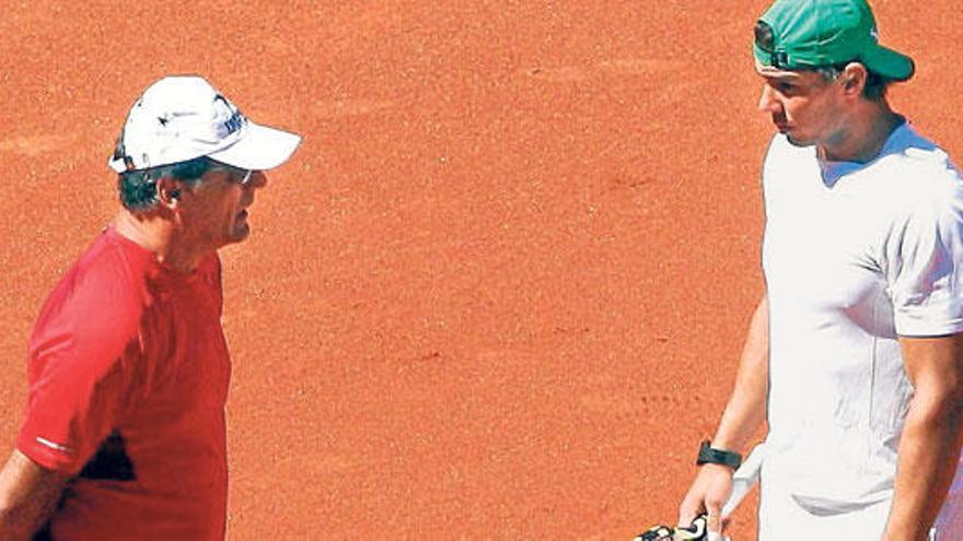 Nadal conversa con su tío y entrenador durante un entrenamiento.