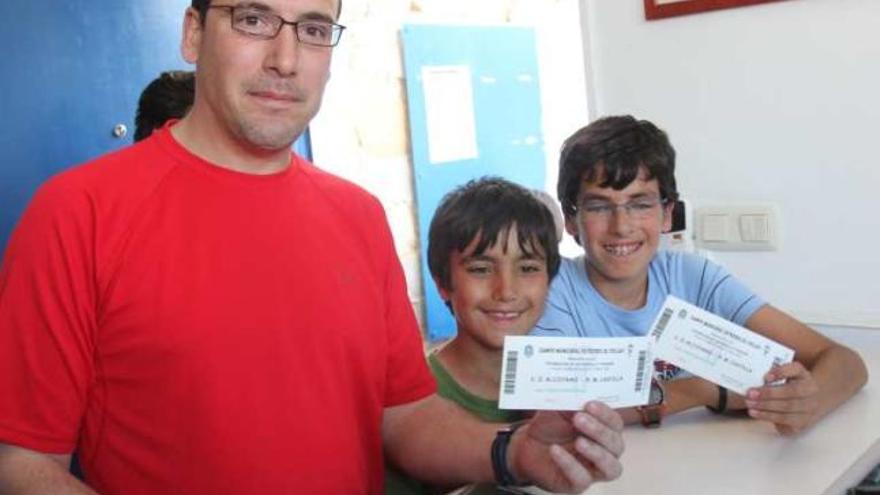 Aficionados del Alcoyano, ayer, muestran la entrada en la sede del club.