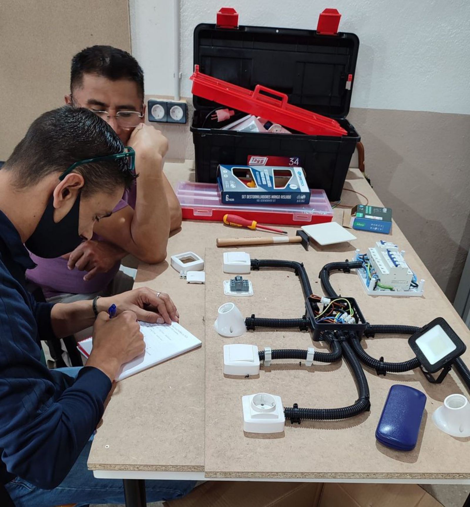 Prácticas de electrónica en un curso anterior de Cáritas. |  Cedida