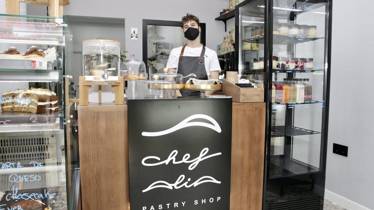 Álvaro Holgado en su pastelería.