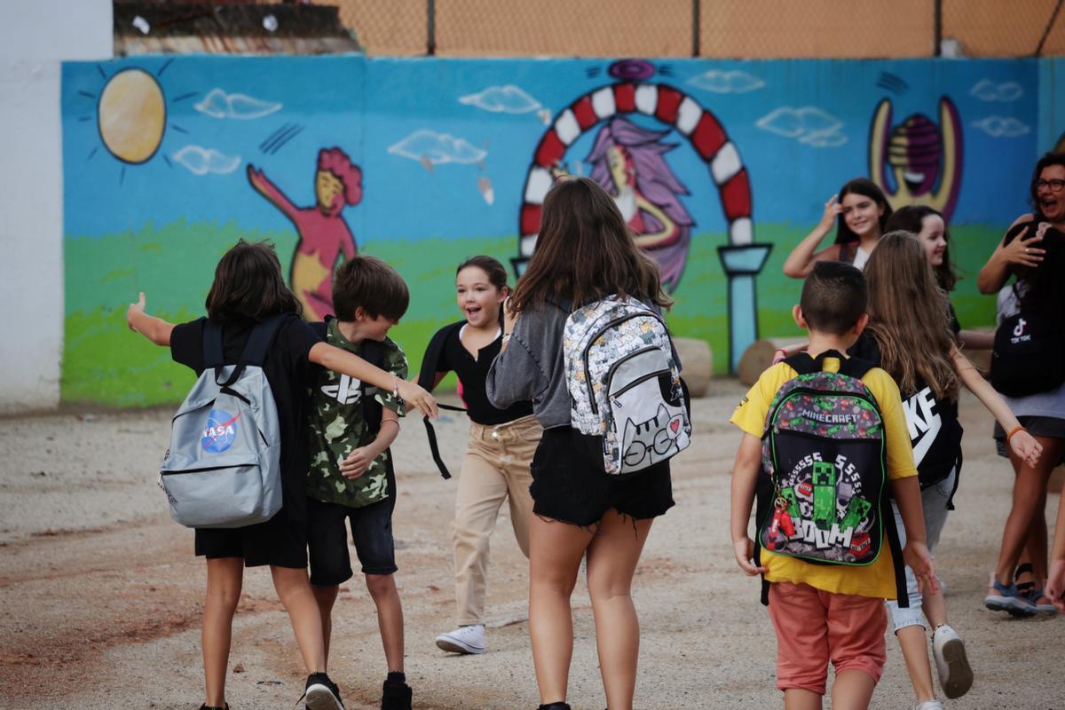 Los alumnos vuelven a las aulas en el colegio Josep Carner de Badalona