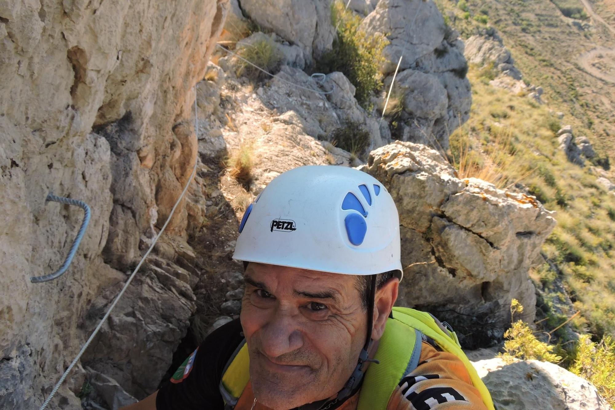 El experimentado montañero Juan Manuel Maestre Carbonell comprobando los diferentes pasos en la vía ferrata de Bolón, en la que hay un espolón dedicado a él.