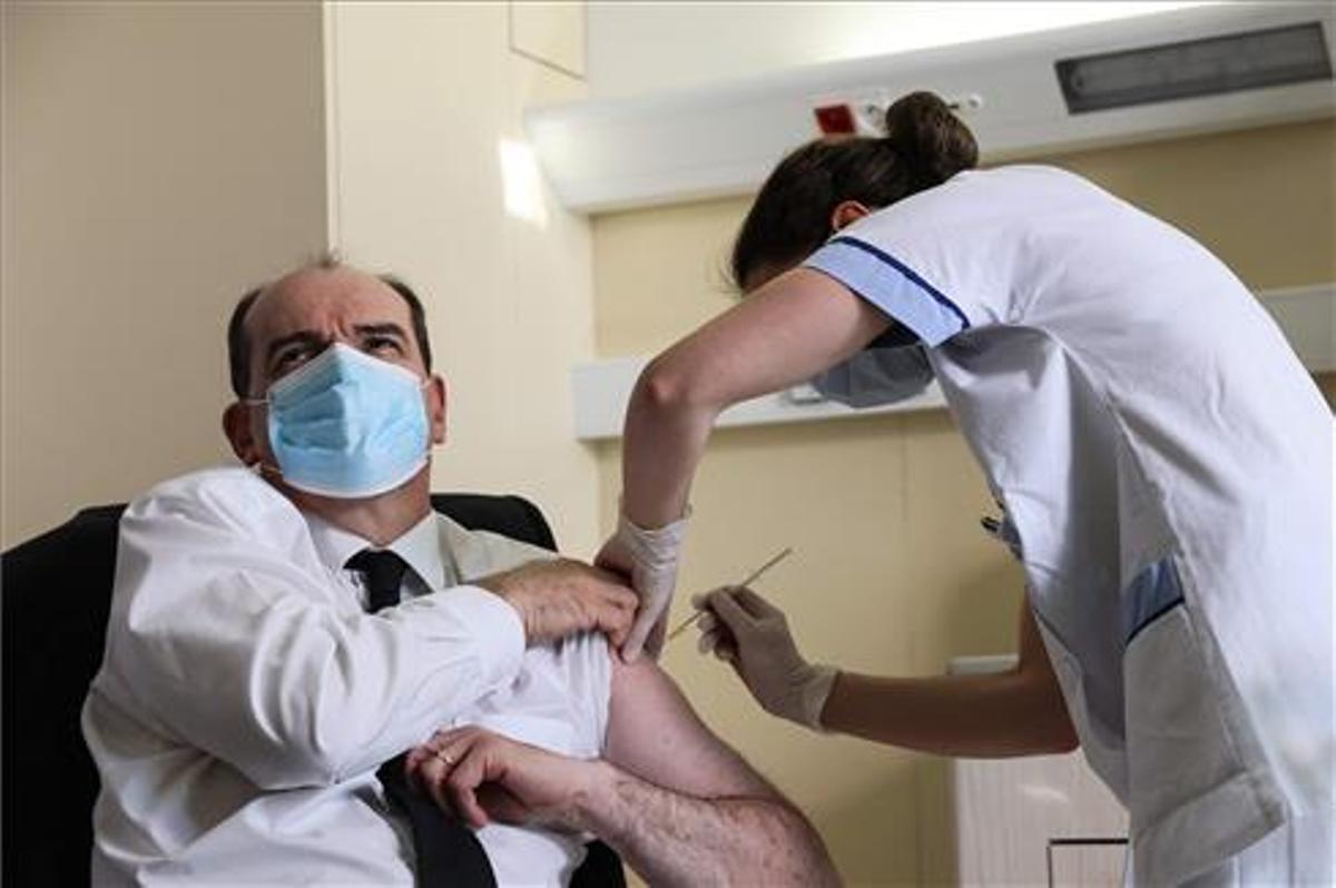 França reprèn la vacunació amb AstraZeneca però la recomana per a més grans de 55 anys