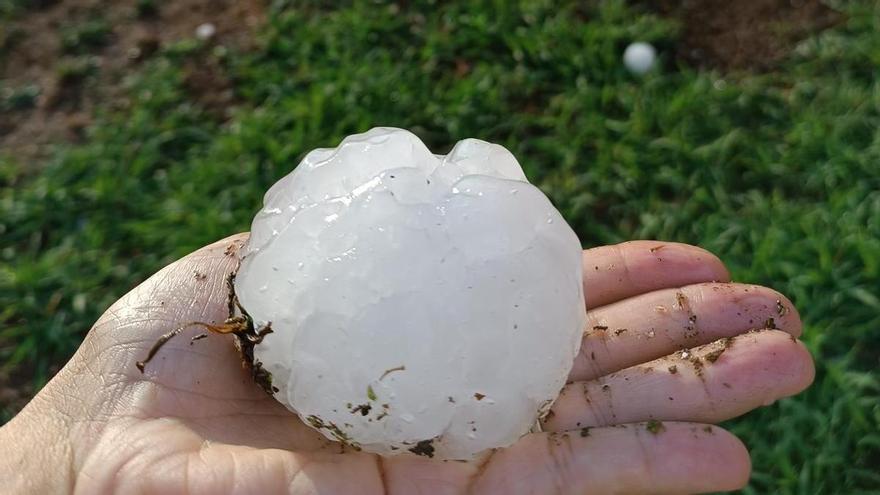 Bolas de granizo de 10 centímetros causan graves daños materiales en Vencillón (Huesca)