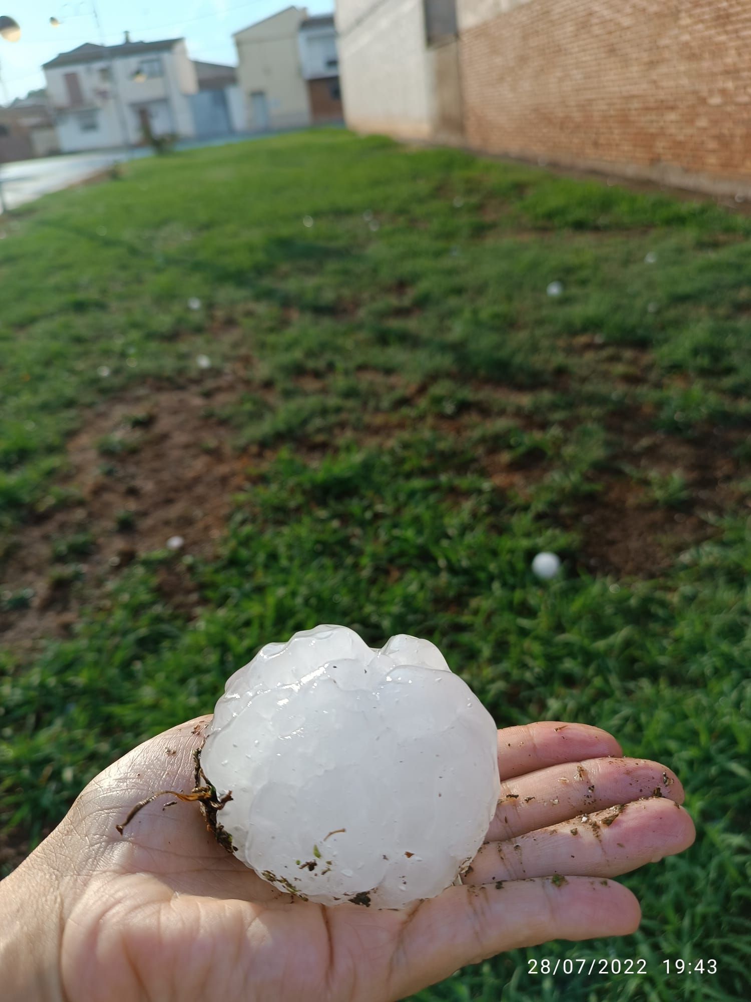 Bolas de granizo de 10 centímetros causan graves daños materiales en Vencillón (Huesca)