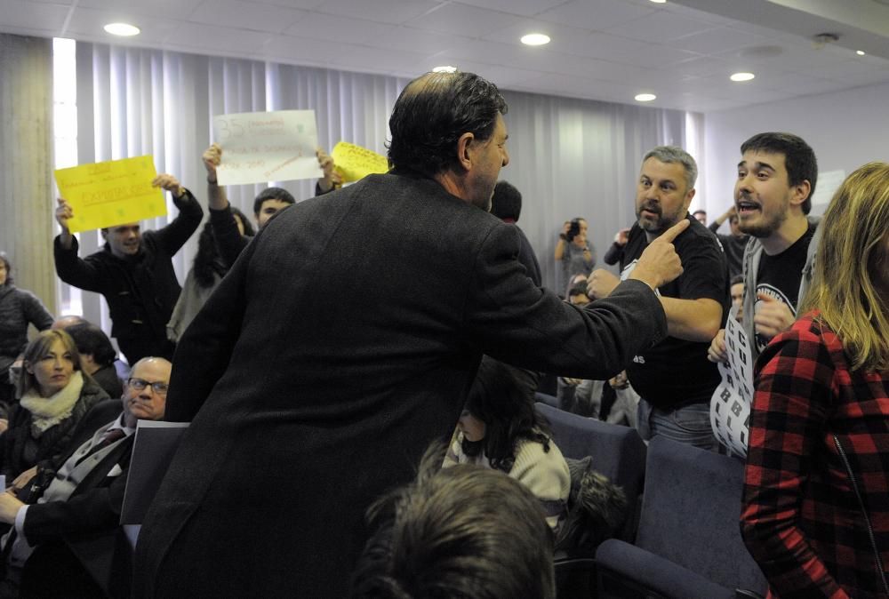 Estudiantes y miembros de la PAH revientan un acto en la Universidad