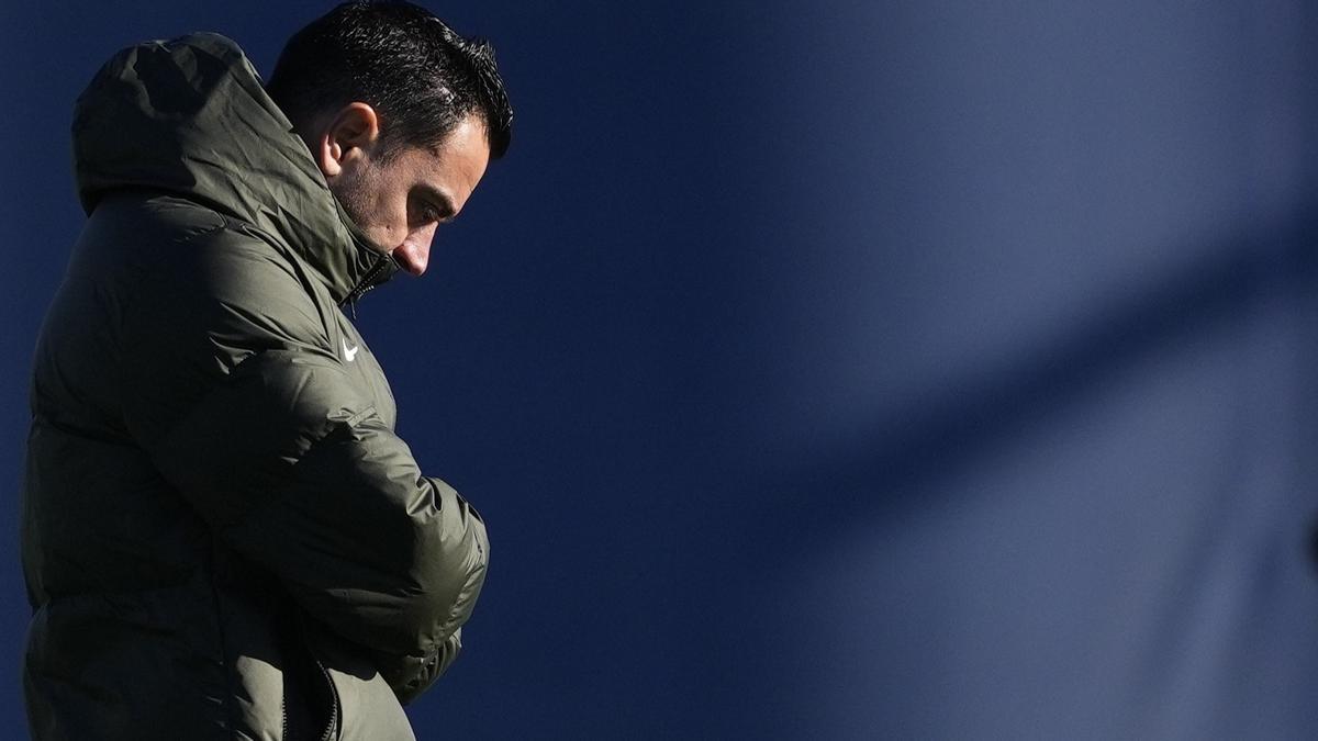 Xavi, en actitud pensativa, durante el entrenamiento previo a la visita a Mestalla para medirse al Valencia.