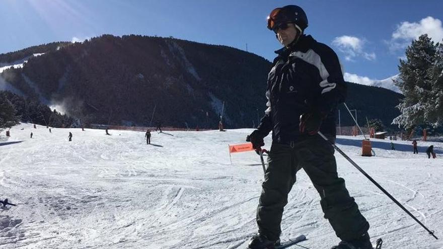 Un esquiador a les pistes de la Molina