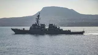 Un buque de guerra de EEUU y varios barcos son atacados en el Mar Rojo, según el Pentágono
