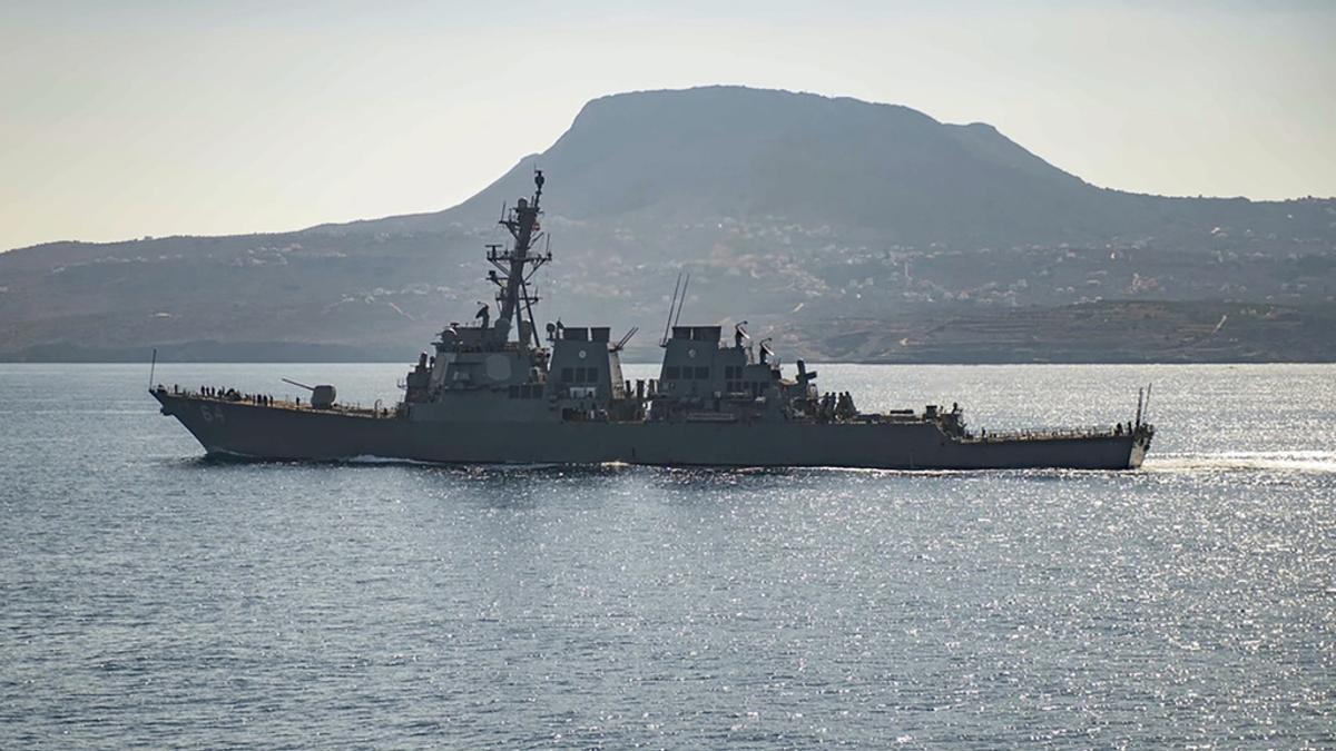 El destructor de misiles guiados USS Carney en la bahía de Souda, Grecia. El buque de guerra estadounidense y varios barcos comerciales fueron atacados el domingo 3 de diciembre de 2023 en el Mar Rojo, dijo el Pentágono, lo que podría marcar una importante escalada en una serie de ataques marítimos en el Medio Oriente relacionados con la guerra entre Israel y Hamas.