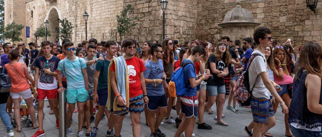 Imagen de archivo de turistas visitando la Seu de Palma.