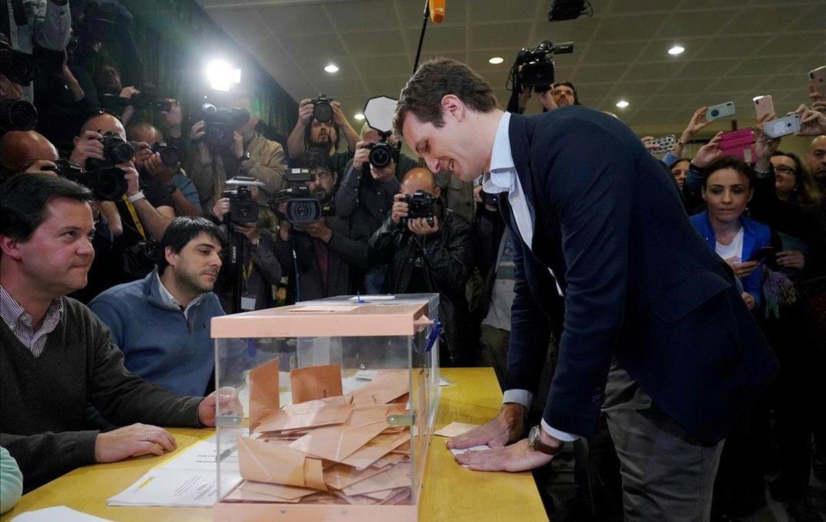 Pablo Casado deposita su voto en el colegio Nuestra Señora del Pilar en Madrid.